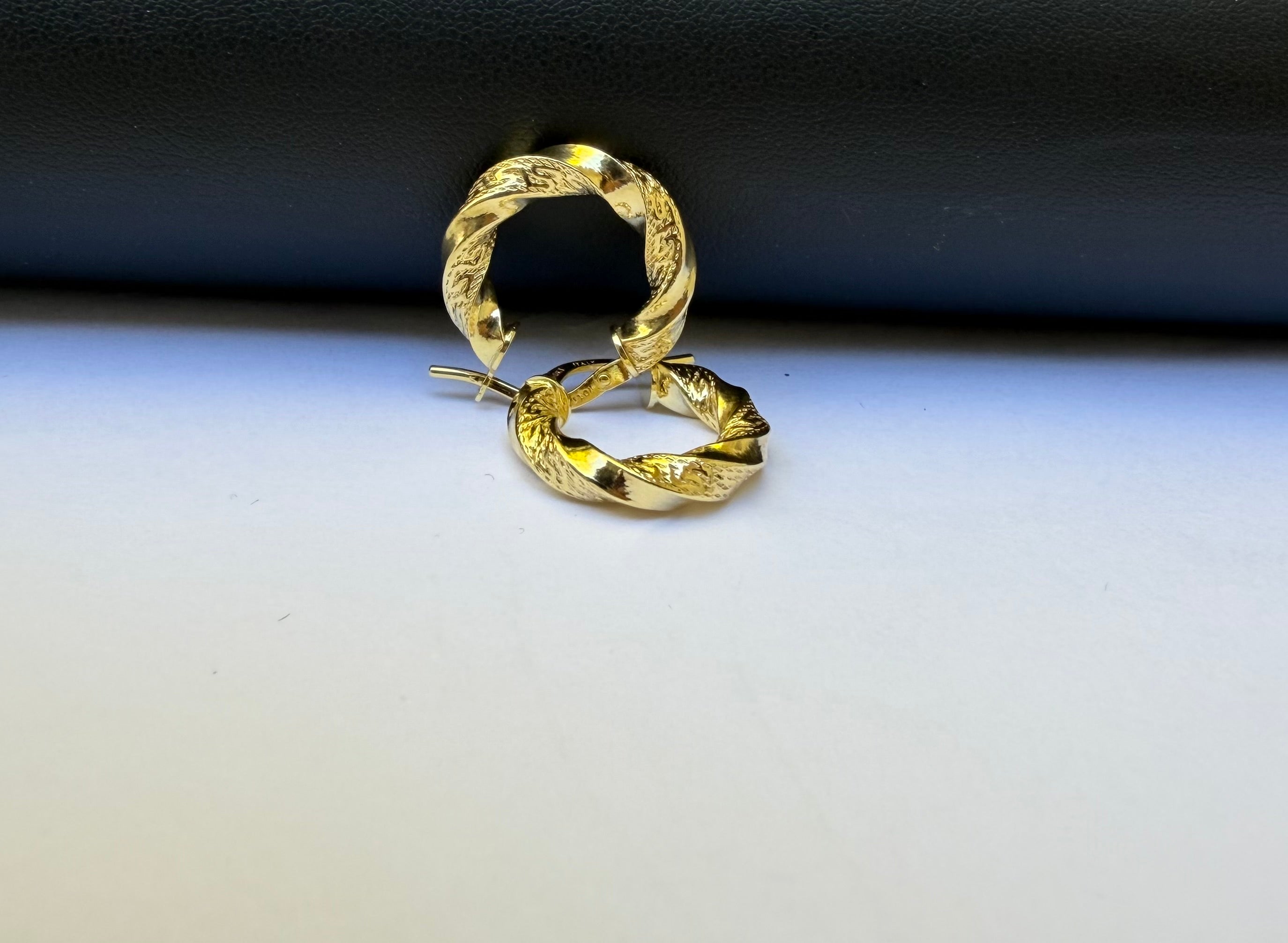 Argollas Torcidas Versace (Paso 1) Oro 10k