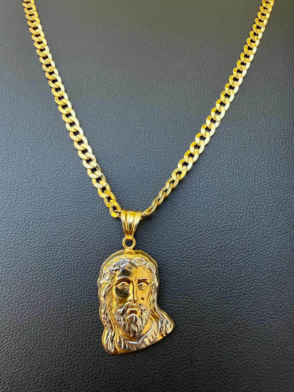 Cadena Martillada dije de Jesús Oro 10k