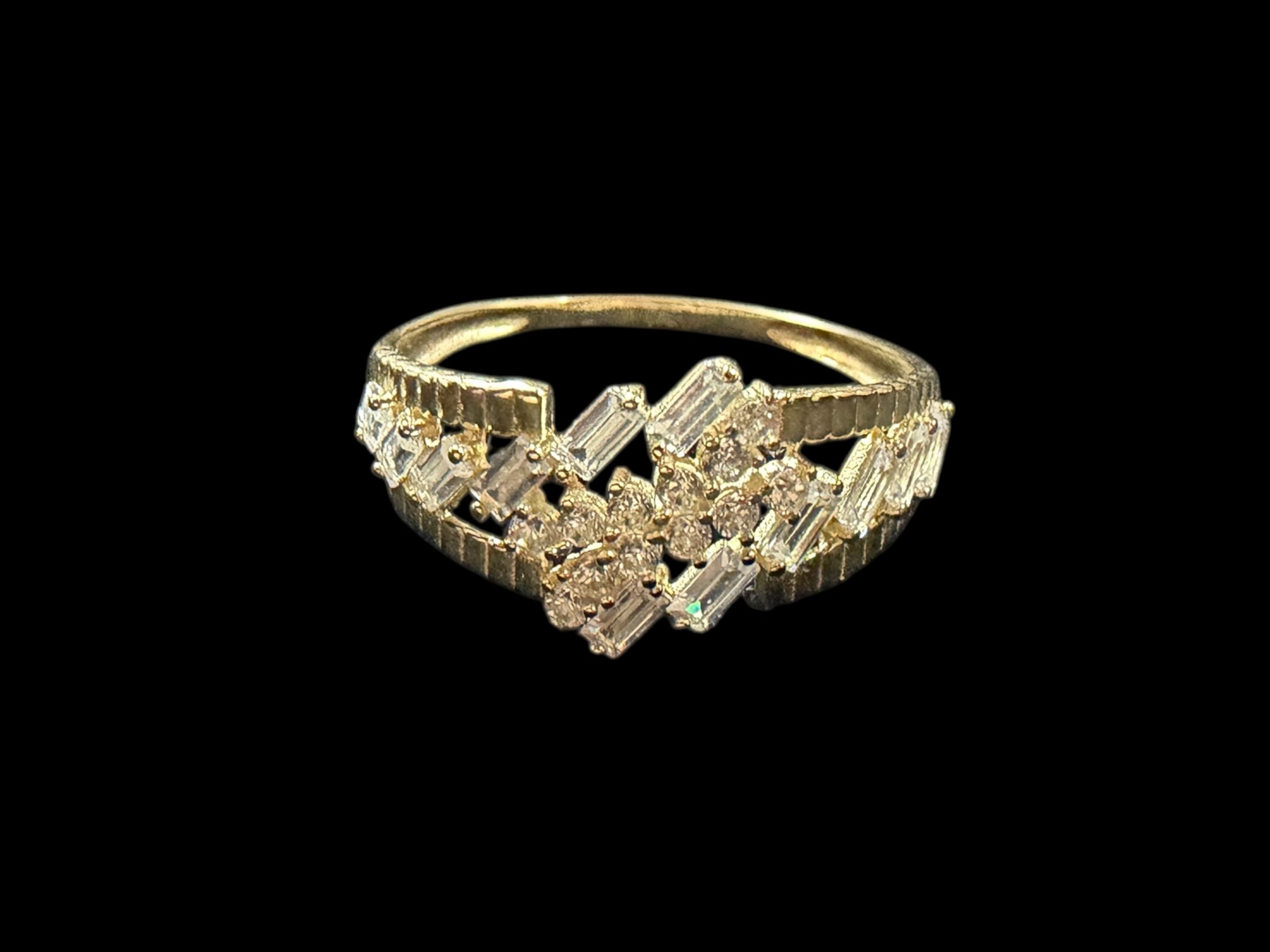 Anillo con Zirconia en Oro 10k