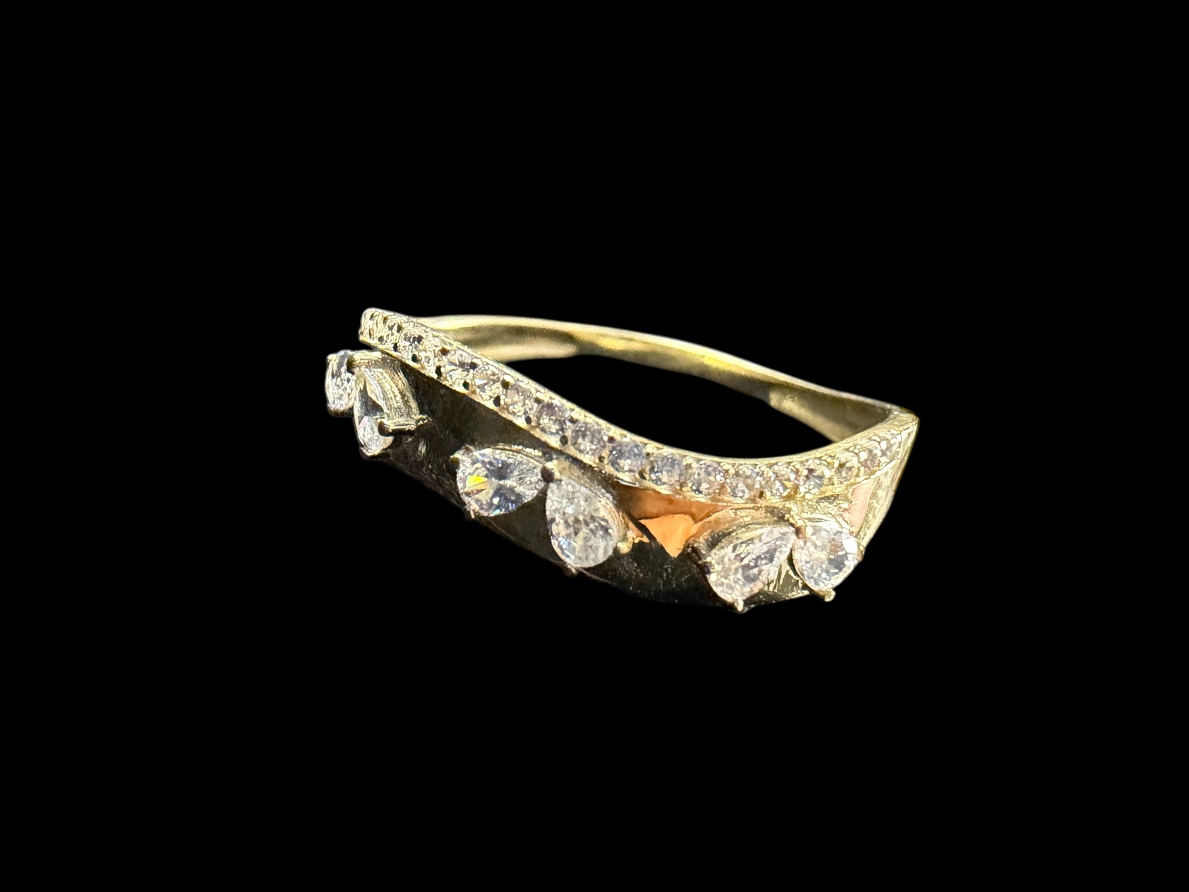 Anillo con Piedras de Zirconia en Oro 10k